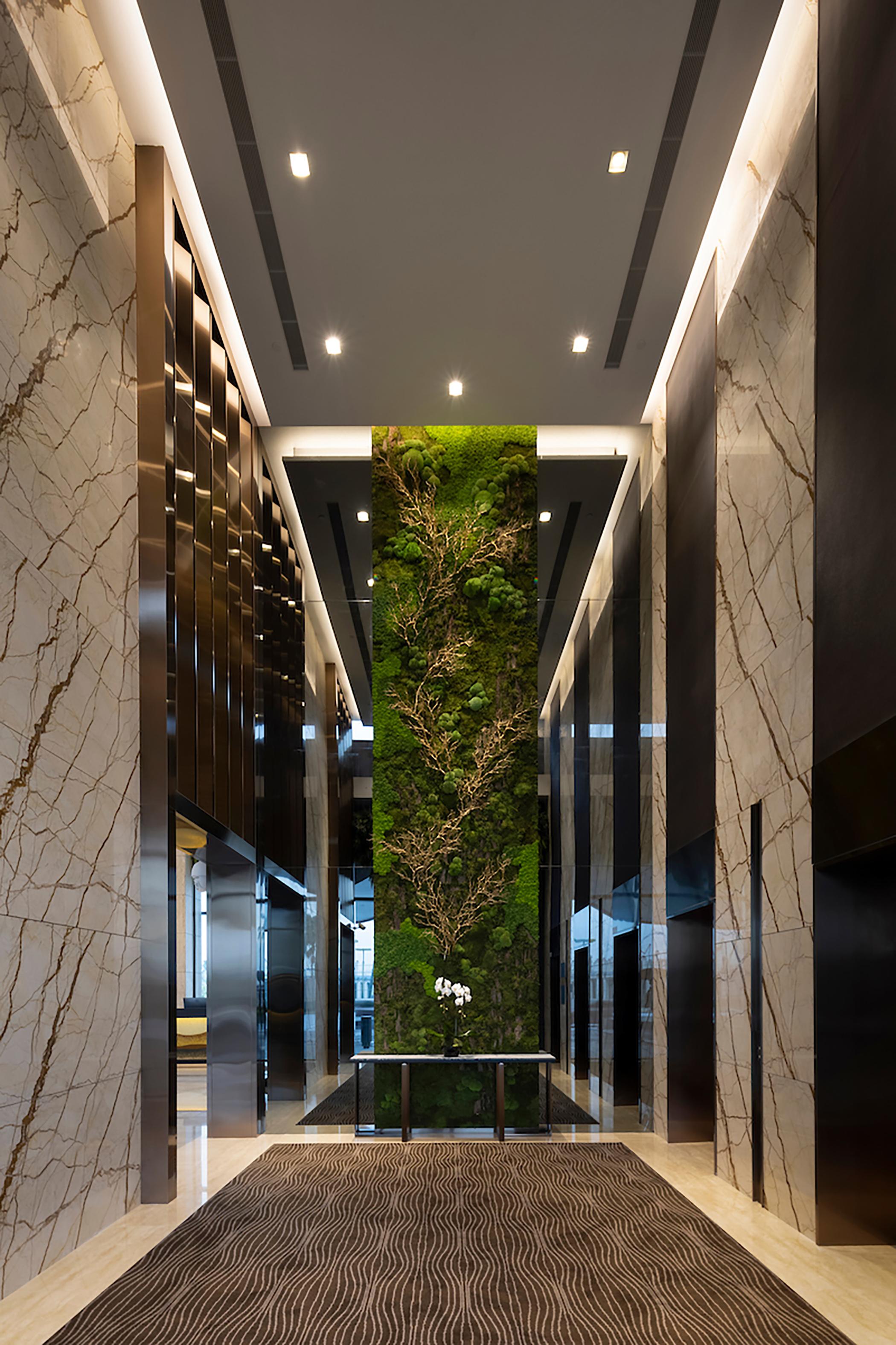 Dusit Thani Laguna Singapur Dış mekan fotoğraf The green wall in the elevator lobby