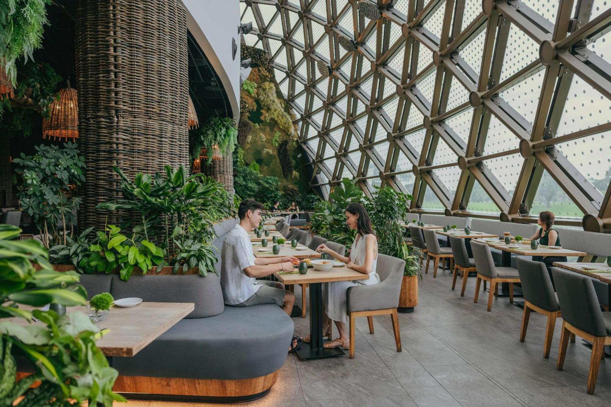 Dusit Thani Laguna Singapur Dış mekan fotoğraf Restaurant in the Diamond Tower